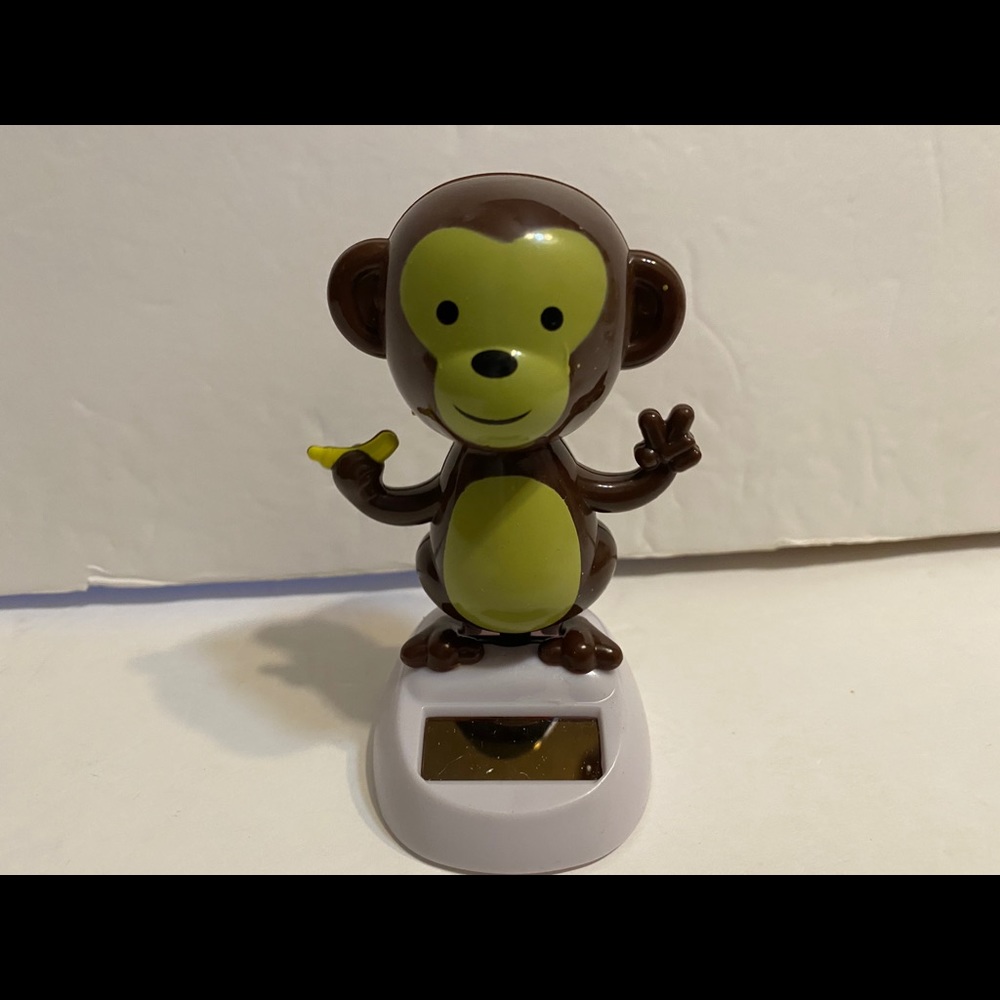 Solar Powered dancing monkey with banana figuire